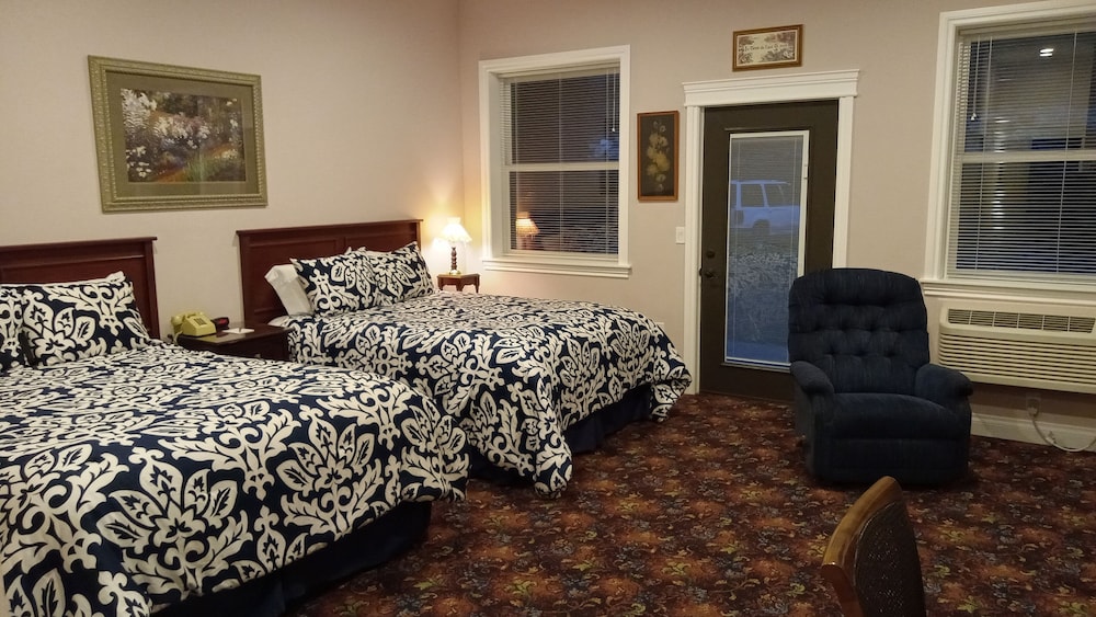 Hearthstone Elegant Lodge by the River - photo 17