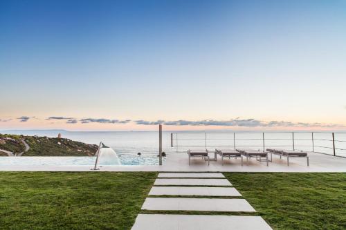 Villa Alkaram de lujo con vistas panorámicas al mar — 4-Star Luxury Hotel in Zahara De Los Atunes, Spain