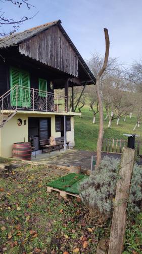 Robinzonski smjestaj BB HILL — hotel in Zabok