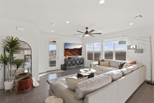 Paseos 1317 Sleeps 10 guest Private Spa Putting Green EV Charger Nintendo Switch and more in Washington, United States