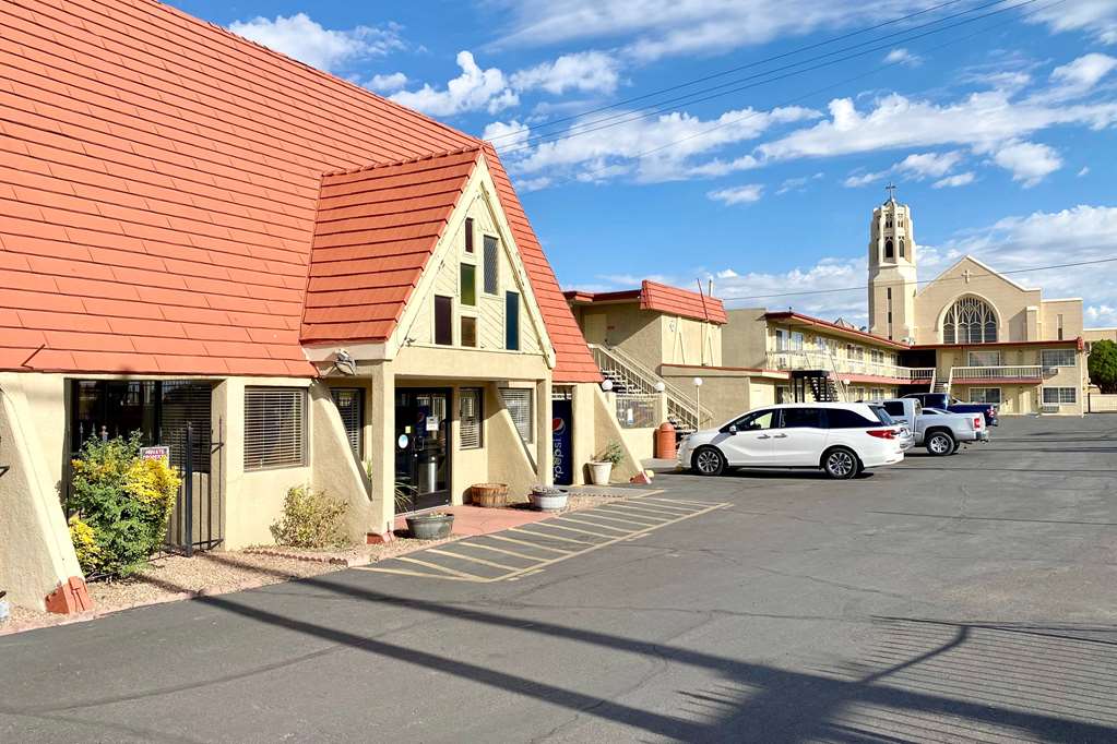Super 8 by Wyndham Albuquerque Downtown - photo 2