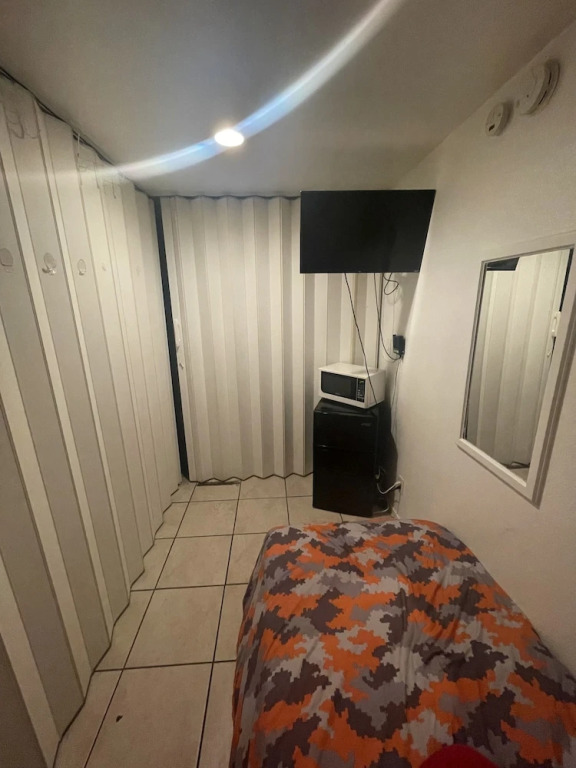 Crown Inn & Suites - photo 15