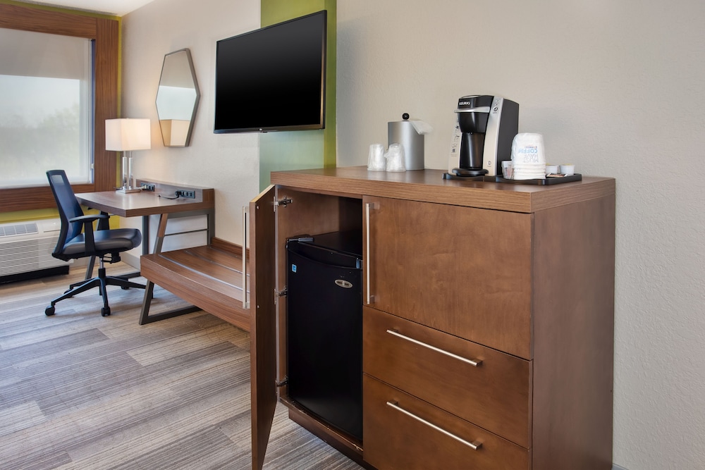 Holiday Inn Express Nashville Airport - photo 14