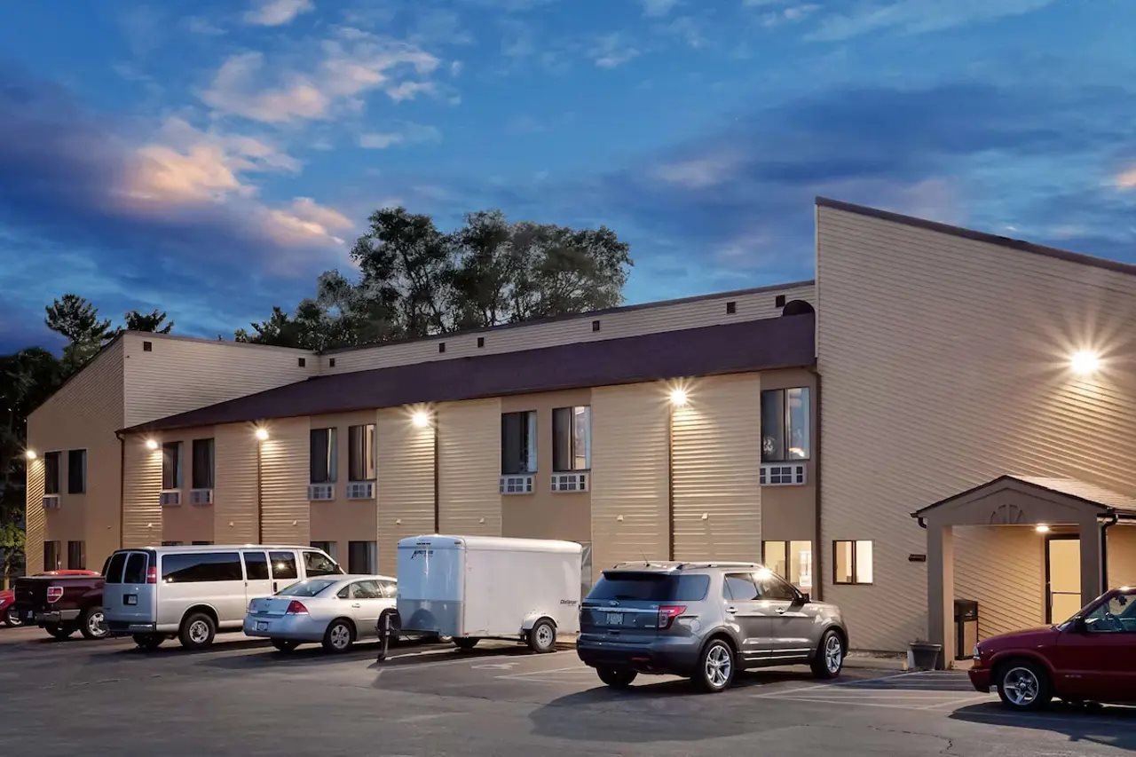 Econo Lodge Canton North - carbon neutral hotel in Canton