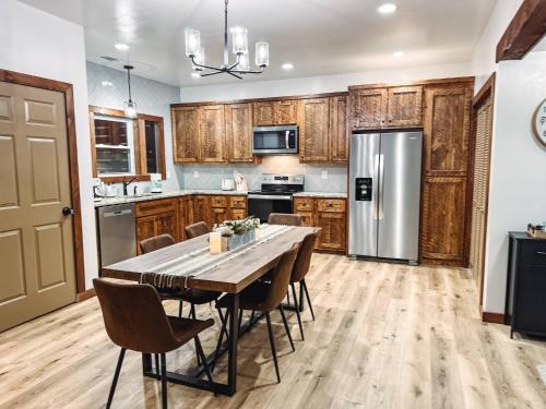 Modern Luxe Cabin River Fun Deer Pool & Firepit — 4-Star Luxury Hotel in Ellijay, United States