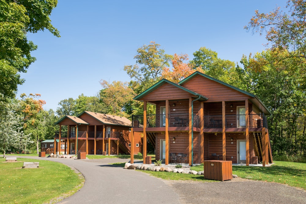 Appeldoorn's Sunset Bay Resort - carbon neutral hotel in Saint Cloud