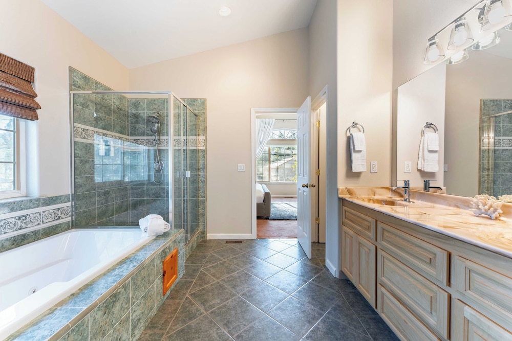 Blitzen by Avantstay Pet friendly Tahoe Retreat Near Heavenly Ski Resort - photo 10