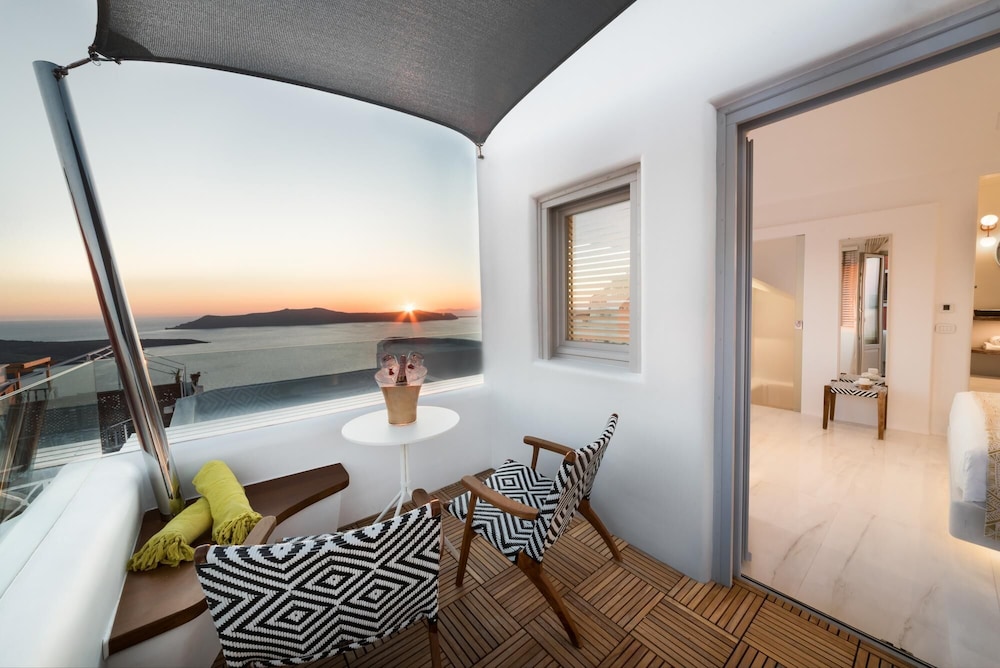 Emfasis Luxury Villa — 4-Star Luxury Hotel in Fira, Greece