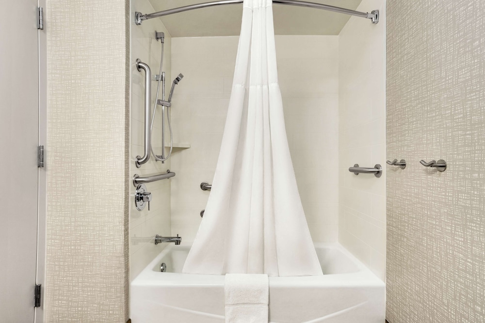 Hampton Inn Milwaukee Brookfield - photo 28