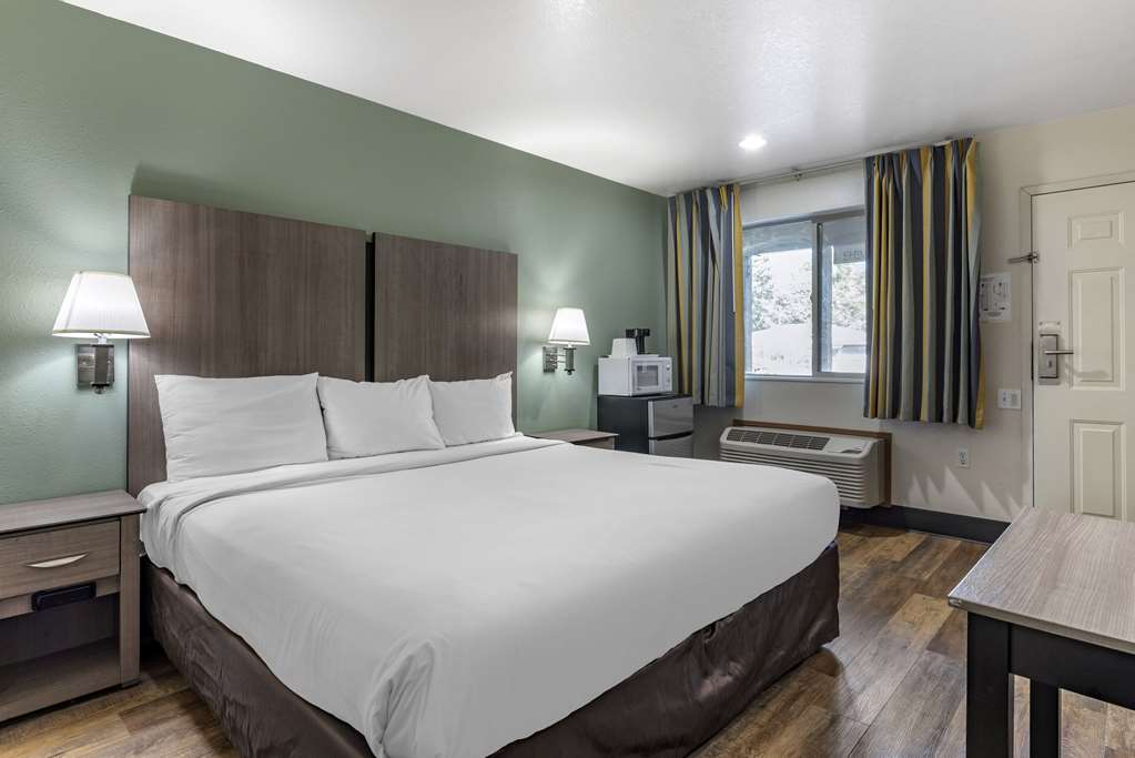 Econo Lodge Portland Airport - photo 13