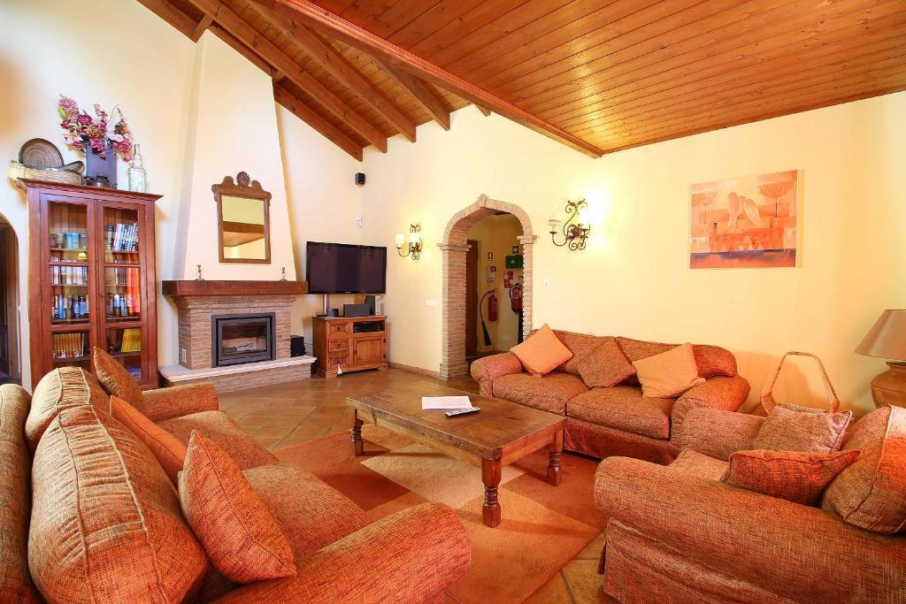 Casa Bruella Walk to beach Pool WiFi and BBQ — 4-Star Luxury Hotel in Carvoeiro, Portugal