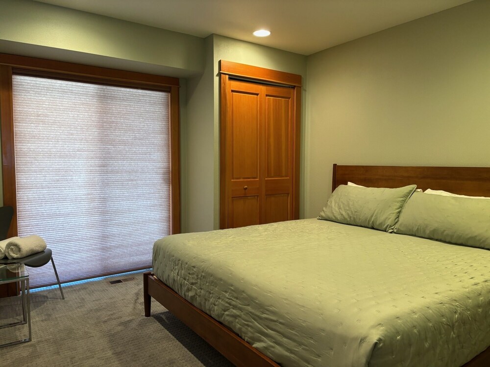 Spacious B2 Townhome with Fireplace and BBQ on the Deck by RedAwning - photo 6