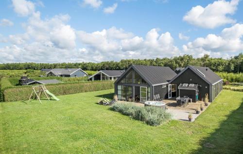 Stunning Home In Hadsund With Sauna — 5-Star Luxury Hotel in Hadsund, Denmark