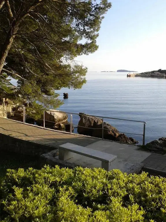 Apartments Tonkovic — 4-Star Luxury Hotel in Srebreno, Croatia