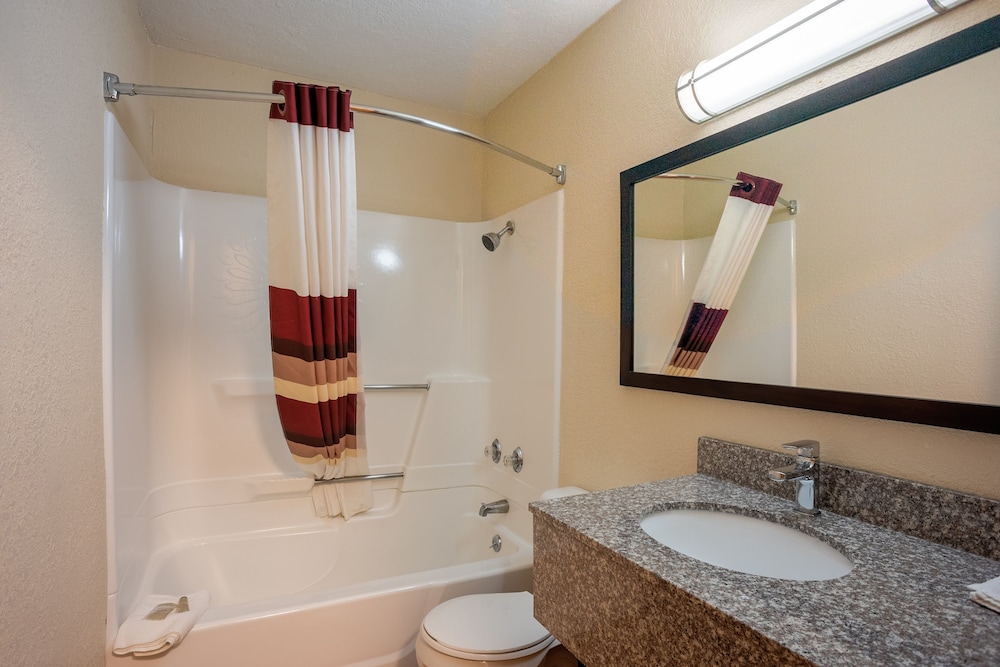 Red Roof Inn Des Moines - photo 21