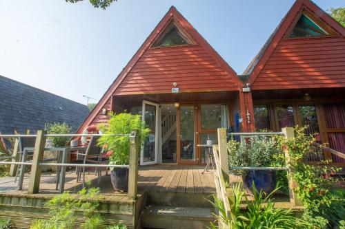 Escape to a Clifftop Chalet with pool and tennis onsite 1A Kingsdown Holiday Park — 4-Star Luxury Hotel in Deal, United Kingdom