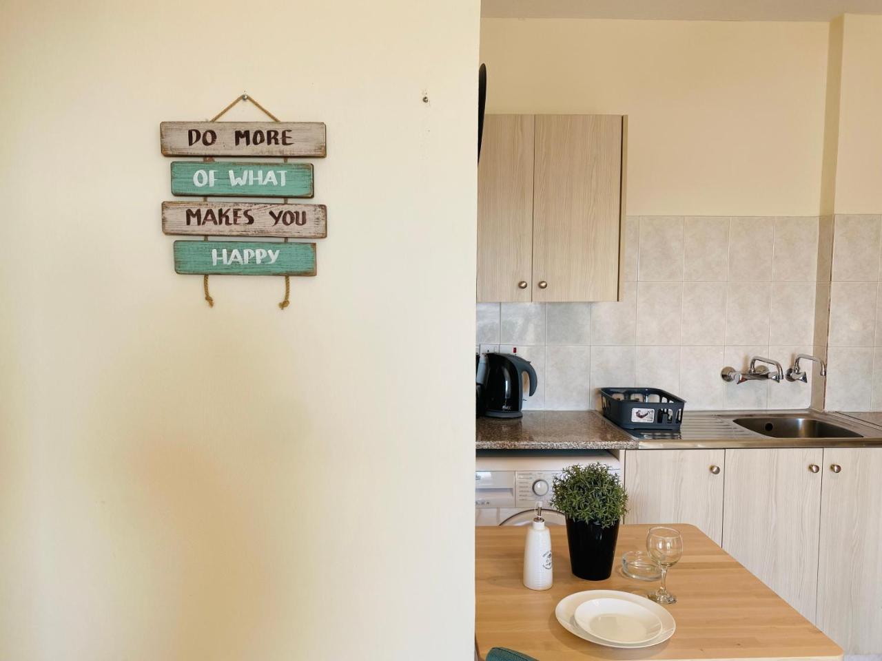 Sunny 2 Br Apartment in Mackenzie