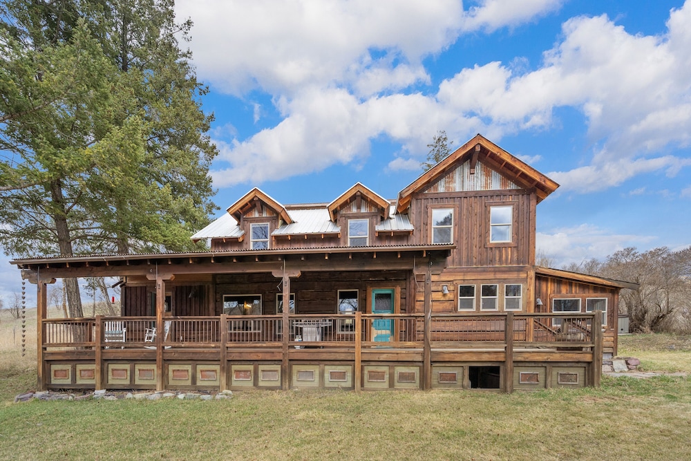 Costitch Lake Homestead Extraordinary Views in Eureka, United States