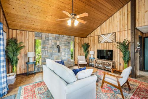 Modern w Mountain Views Hot Tub Deck & Fire Pit — 4-Star Luxury Hotel in Morton Grove, United States