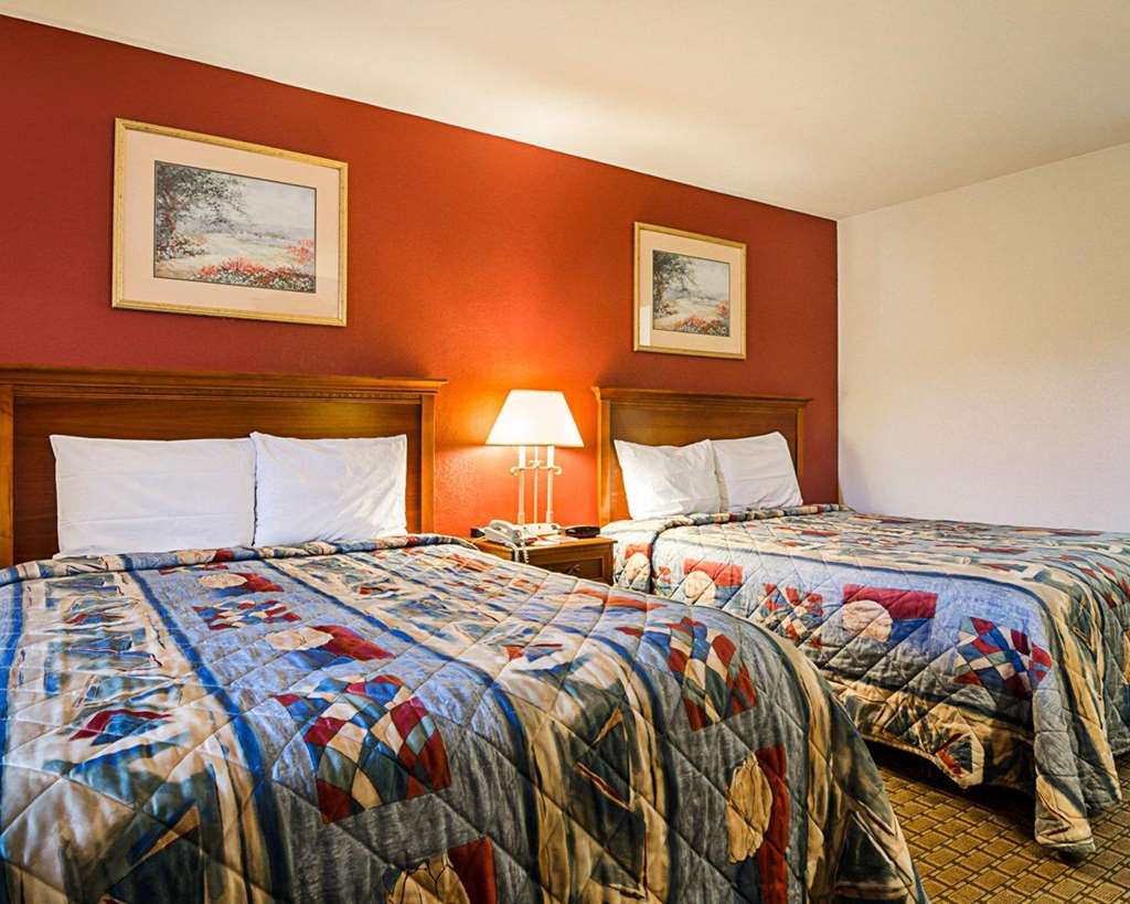 Econo Lodge Richmond North - photo 11