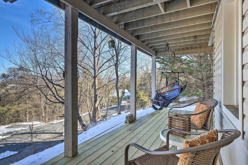 Massanutten Retreat with Double Deck and Mtn View in Harrisonburg, United States