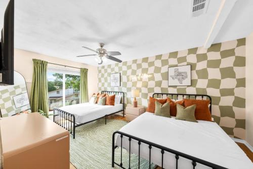 Large Vacation Home Family Retreat Pool Hot Tub Firepit Playground Pool Table Poker Chess EV and more — 4-Star Luxury Hotel in San Antonio, United States