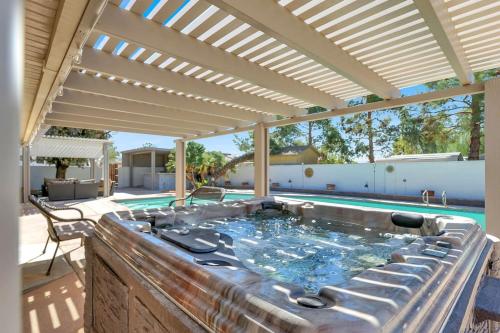 Spacious 4BR plus Den with Pool Jacuzzi BBQ Near Strip