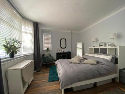 Spacious Double Studio style room — hotel in Orpington