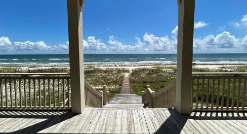 A Place of Grace Sunset Beach Beachfront Pet Friendly Community pool — Eastpoint — photo 2