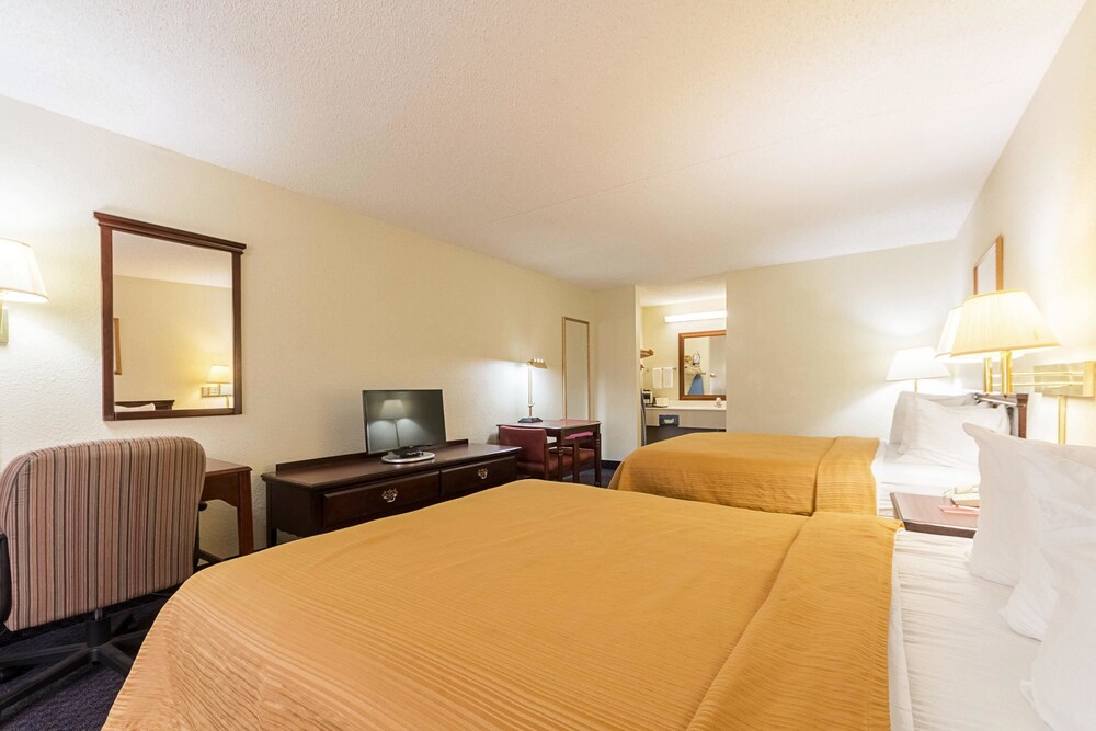 Econo Lodge Inn & Suites Bentonville Rodgers - photo 13