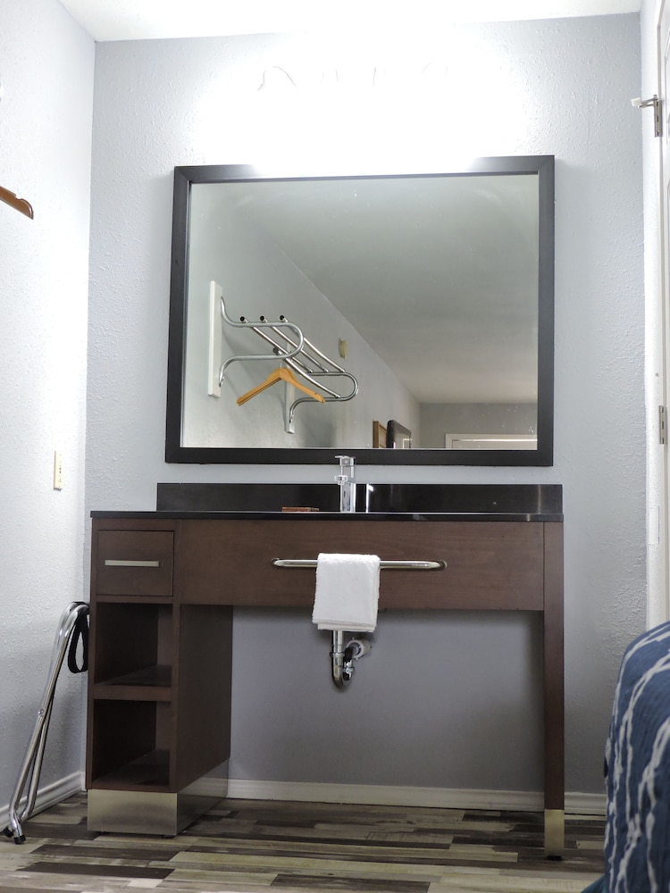 Riata Inn Crystal City - photo 8
