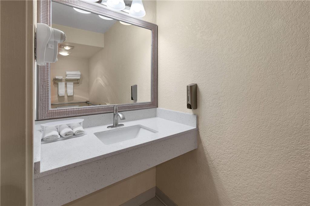 Days Inn by Wyndham Mackinaw City Bridgeview Area - photo 8
