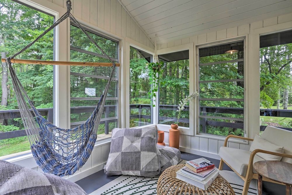 Modern Hideaway with Deck and State Forest Access — hotel in Livingston Manor