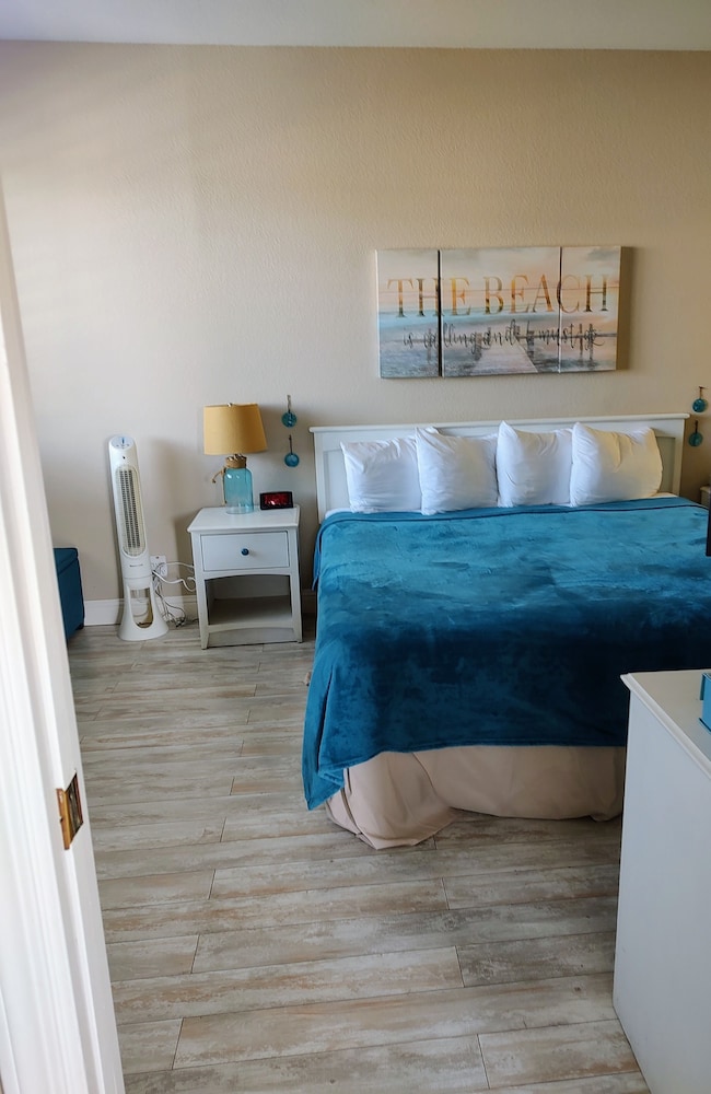 Pacific Plaza Hotel - photo 24