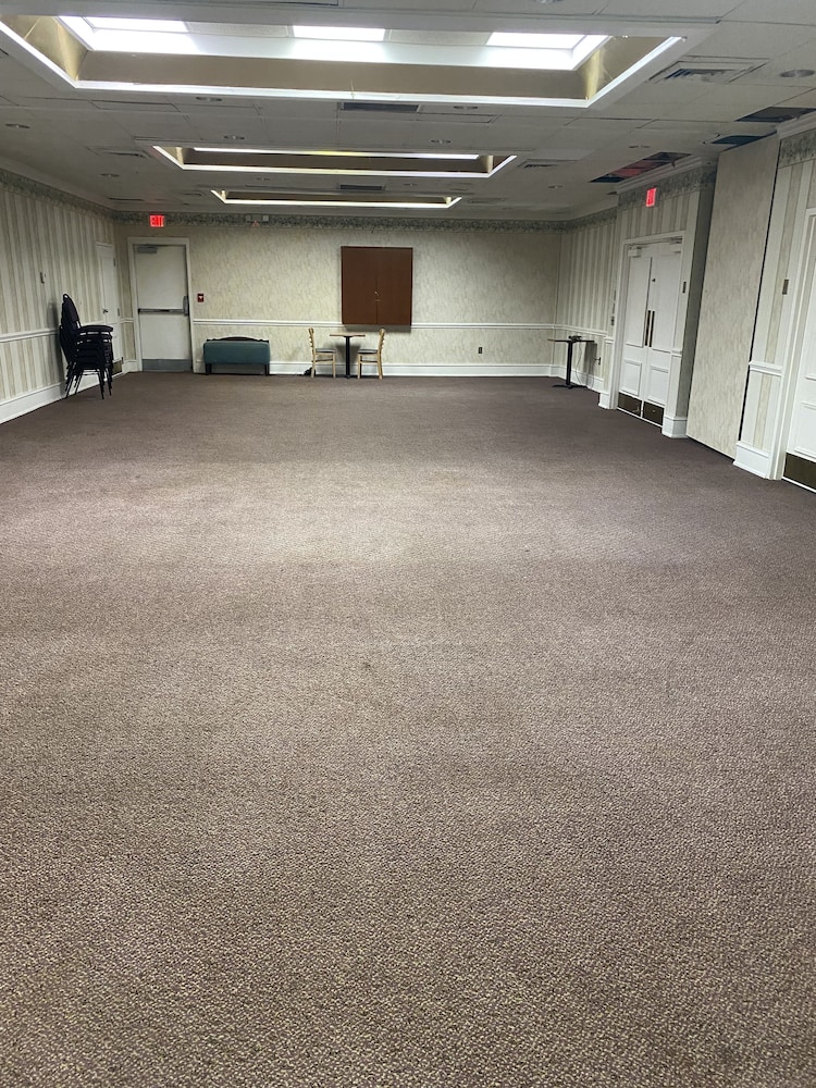 Days Inn by Wyndham Ozark - photo 17