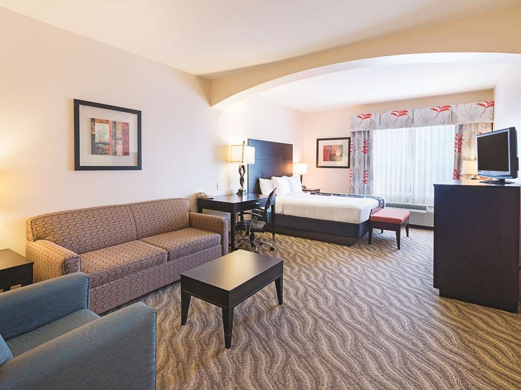 La Quinta Inn & Suites by Wyndham Glen Rose - photo 21