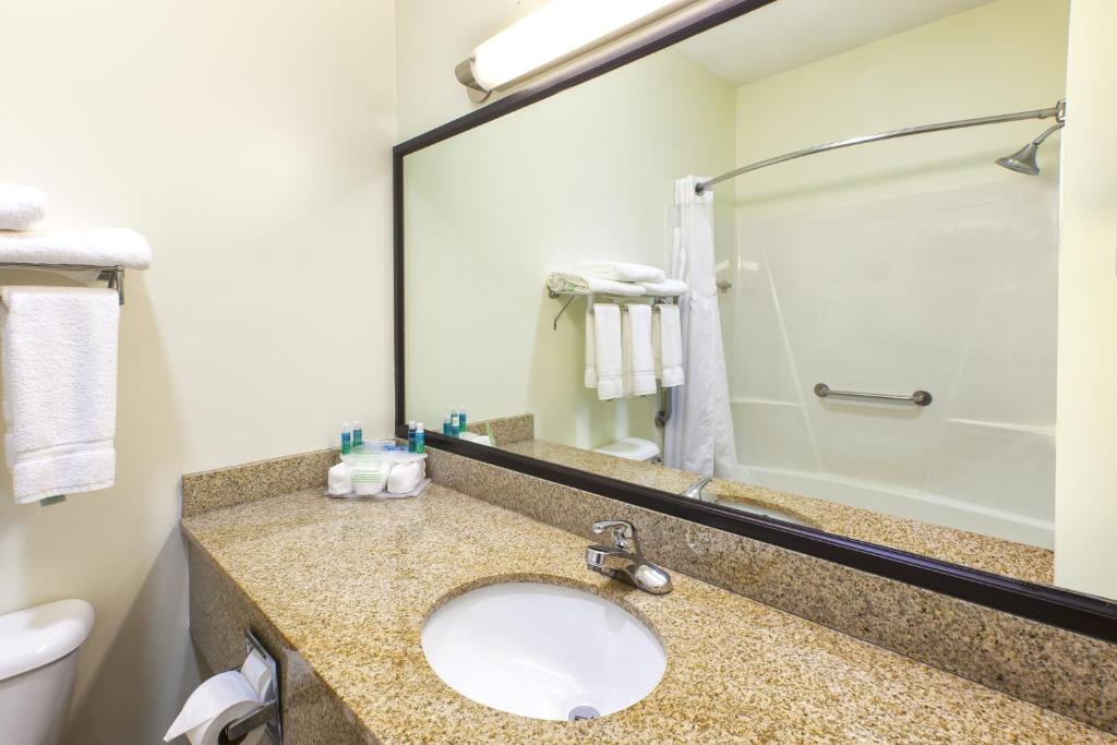 Country Inn & Suites by Radisson Benton Harbor St. Joseph MI - photo 37