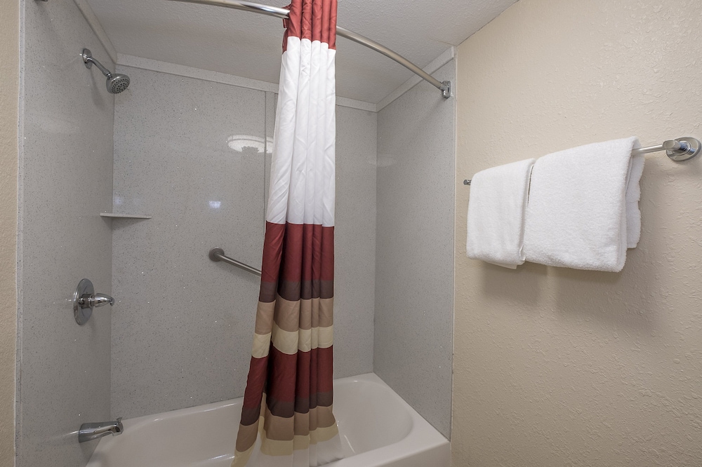 Red Roof Inn PLUS & Suites Knoxville West Cedar Bluff - photo 32