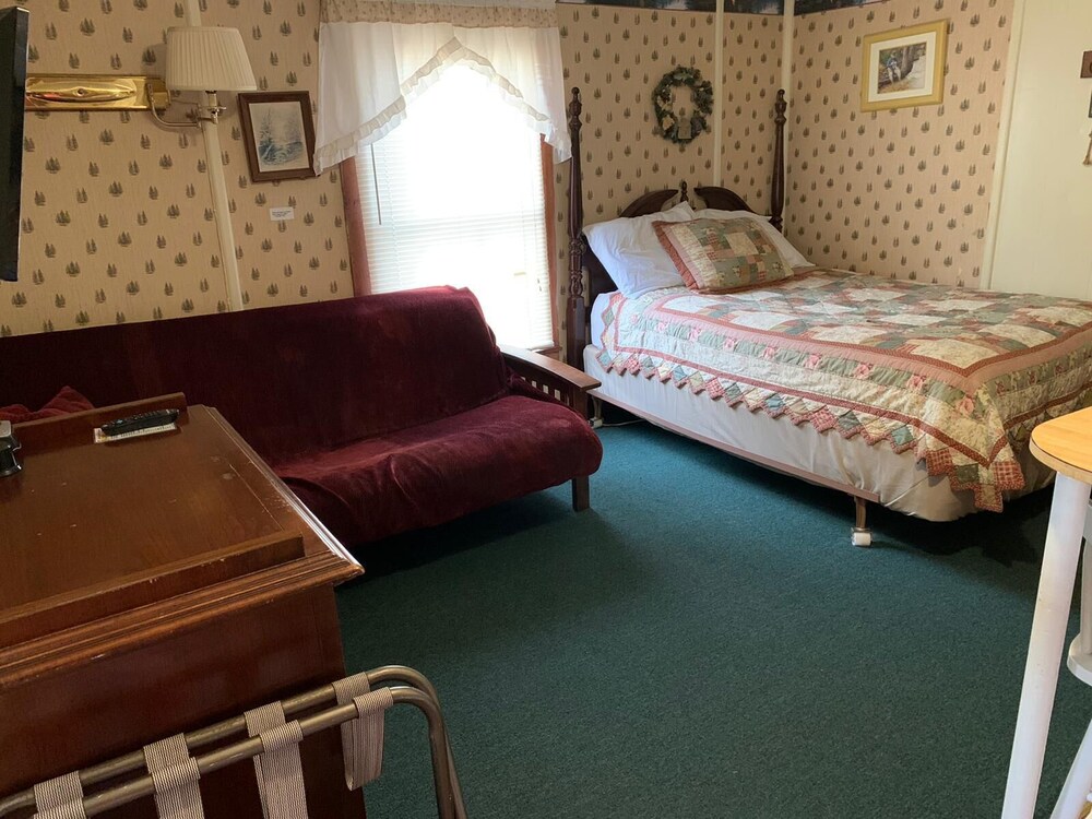 Carroll Motel & Cottages - photo 30