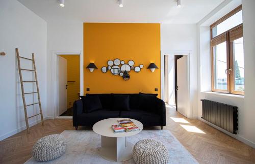 Chic 2BR Center Apt with View By Wehost