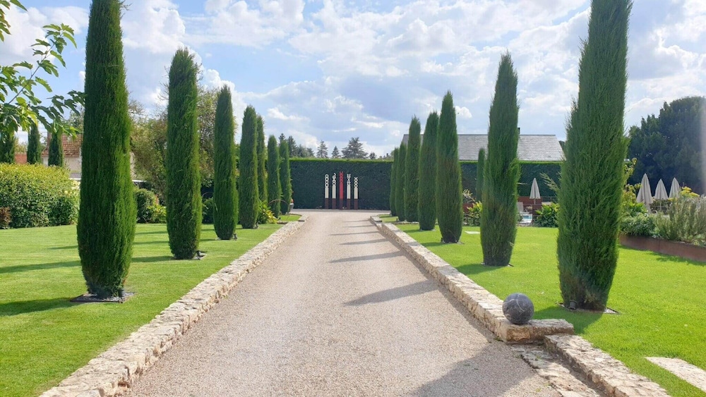 Les Loges de Saint Eloi Gîtes — 4-Star Luxury Hotel in Pontlevoy, France