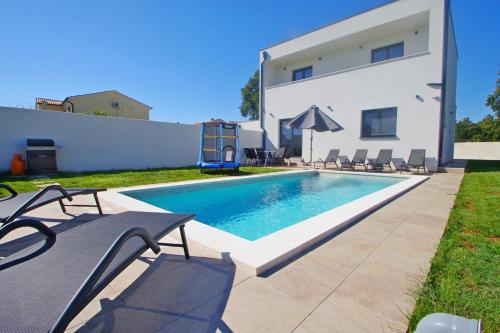 Villa with private pool in village Šišan — 4-Star Luxury Hotel in Liznjan, Croatia