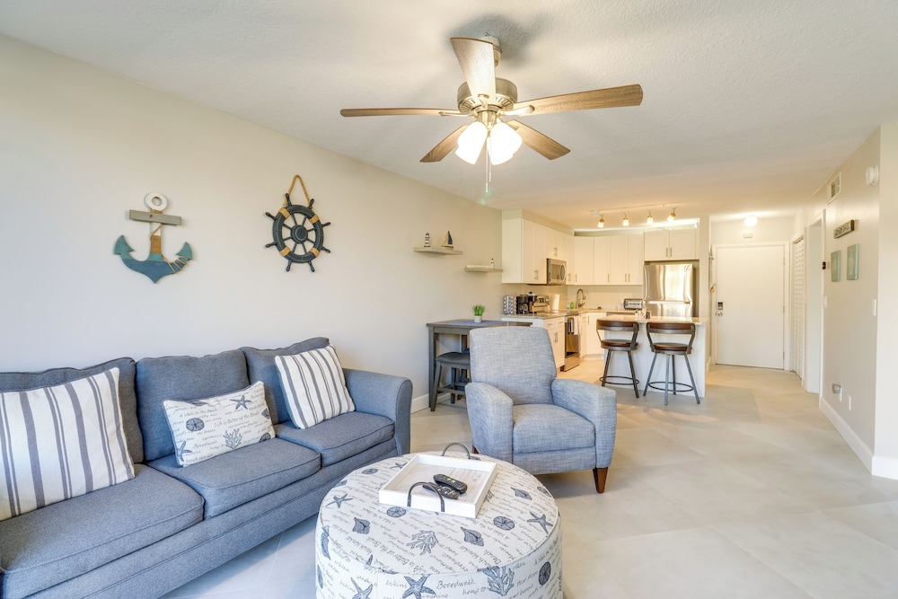 Walk to Blue Heron Beach: 1st floor Lakefront Unit — 4-Star Luxury Hotel in Fort Pierce, United States