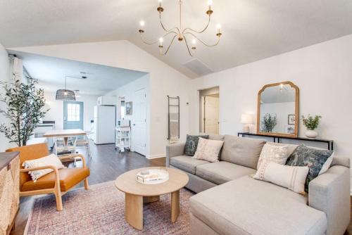 Walnut St Charming 3bed 2bath - carbon neutral hotel in Spring Hill
