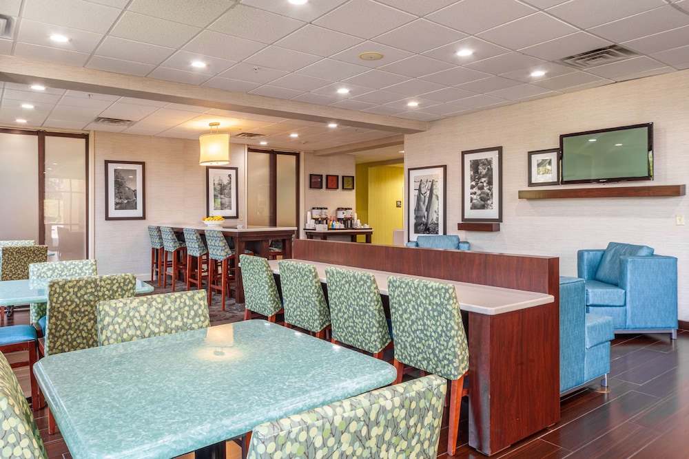 Hampton Inn Front Royal - photo 3