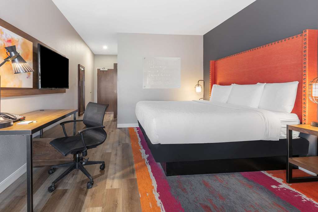 La Quinta Inn & Suites by Wyndham Lewisville - photo 41