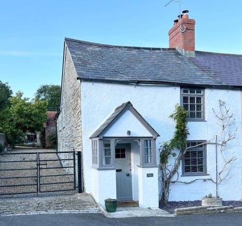 Hurst Cottage A Cosy 2 Bedroom Cottage Escape in Dorset — 4-Star Luxury Hotel in Stalbridge, United Kingdom