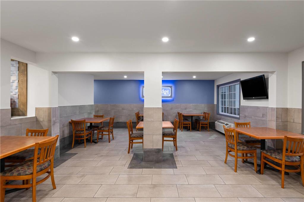 Travelodge Inn & Suites by Wyndham Anaheim on Disneyland Dr - photo 33