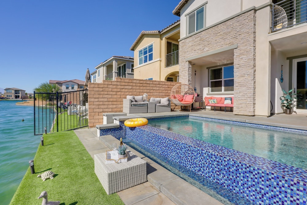 2 Mi to Fantasy Springs Casino: Lakefront Retreat in Indio, United States