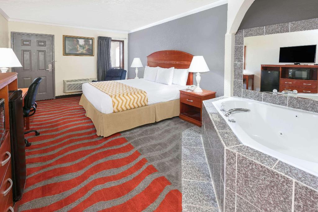 Travelodge Inn & Suites by Wyndham Norman - photo 5